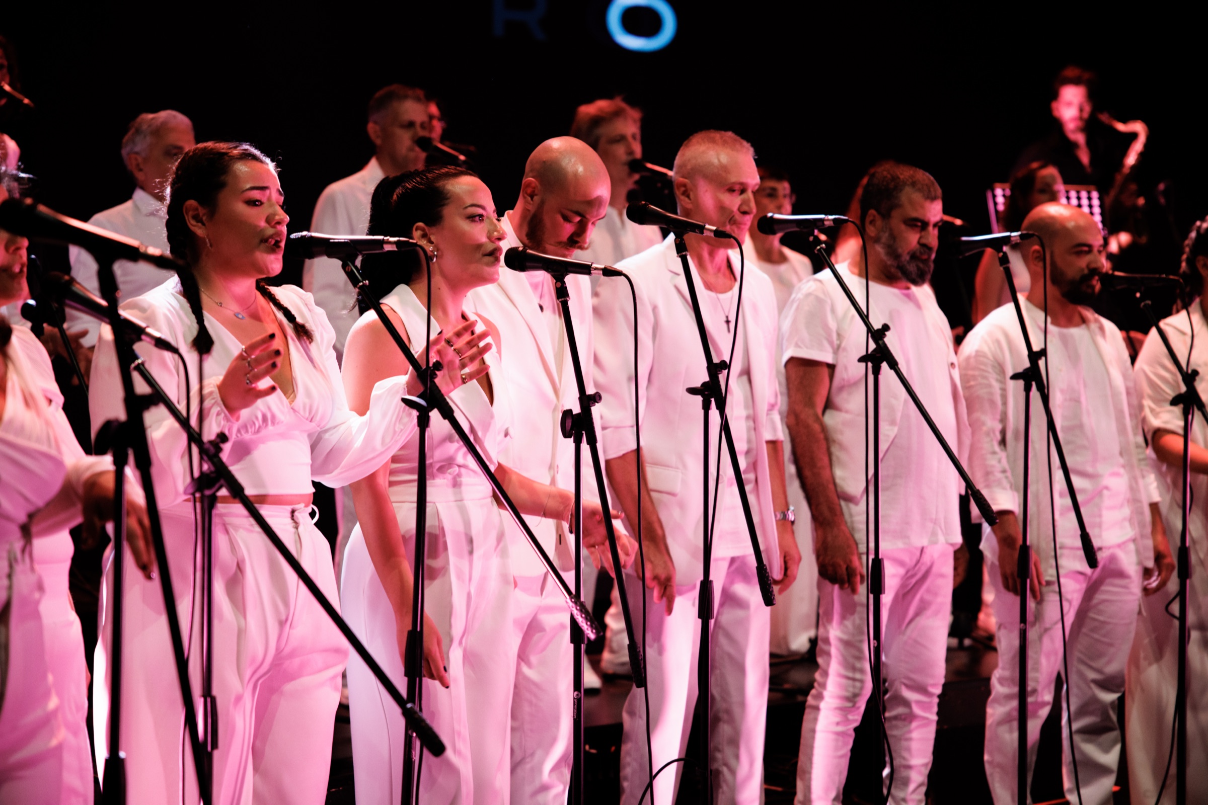Il coro di LV Gospel Project canta sul palco del Teatro Fraschini