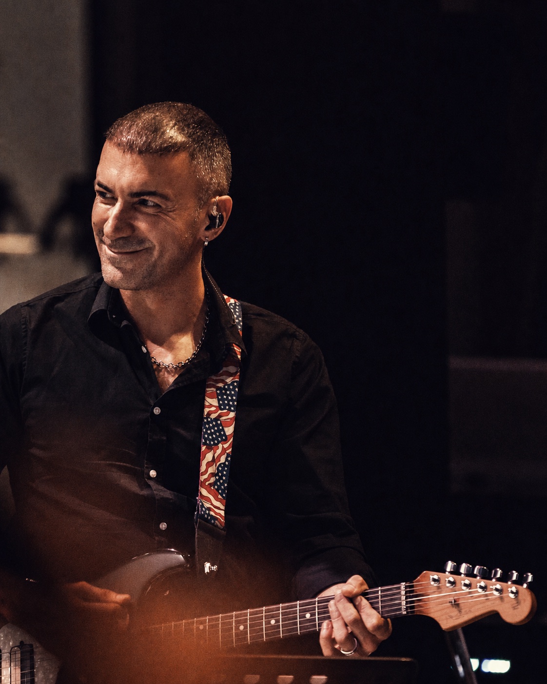 Marcello Salcuni con la chitarra sul palco