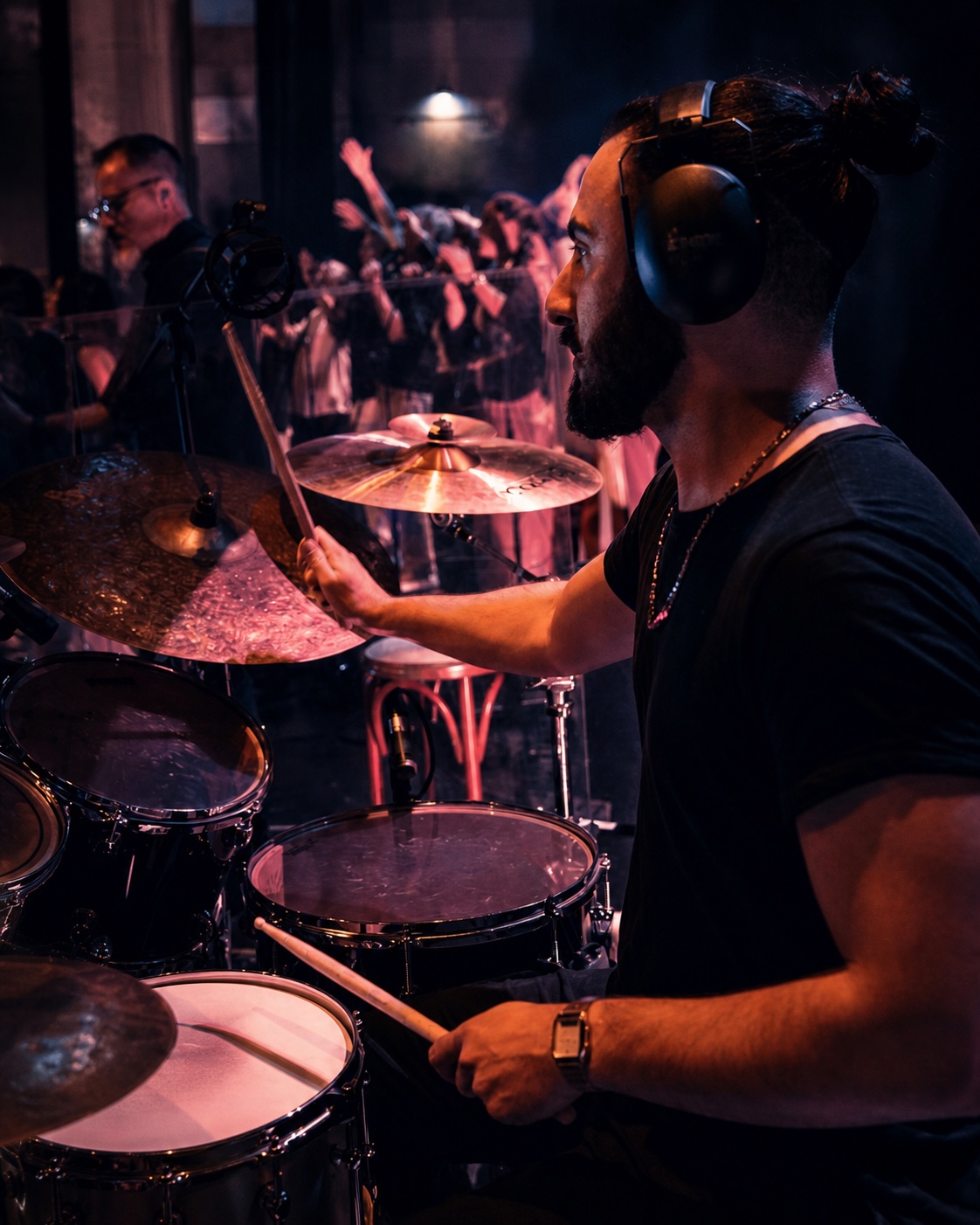 Matteo Frattima alla batteria durante un concerto