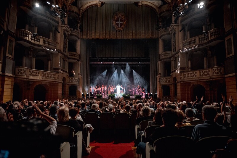 LV Gospel Project al Teatro Fraschini di Pavia, con il pubblico in piedi